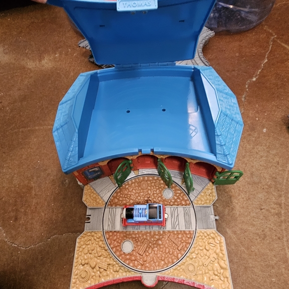 Learning Curve Take Along Thomas the Train with Roundhouse Portable Playset - Picture 6 of 8